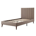 **Technische Titel in het Nederlands: Minimalistisch stoffen bed met houten lattenbodem**